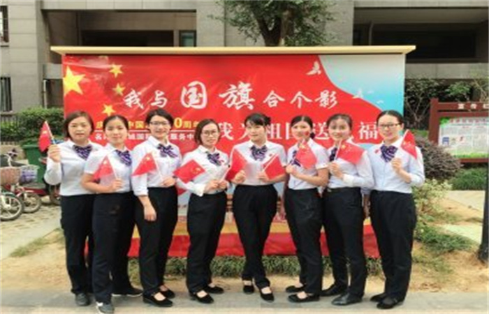 我與國旗合個影，共為祖國慶生！
