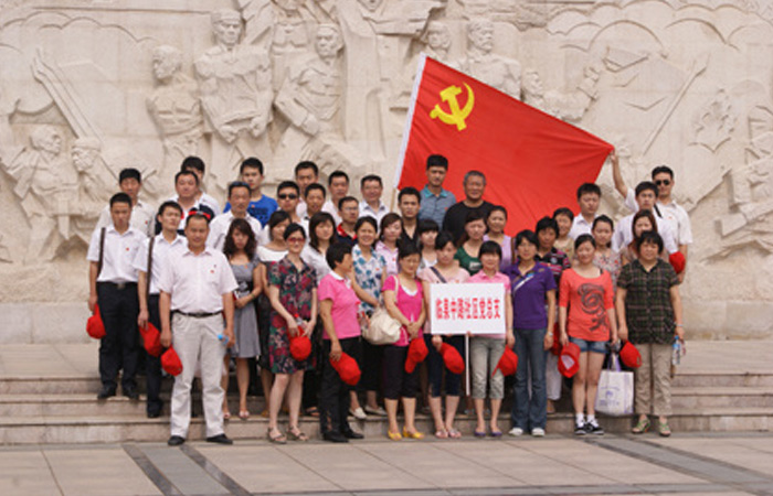 青山埋忠骨，史冊載功勛——記大名集團黨支部大蜀山烈士陵園祭掃活動
